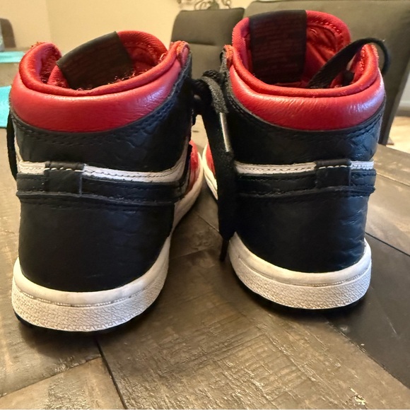 🏆 Boys Jordan 1
Retro High Sneakers - Size 10C - Picture 9 of 11